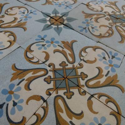 10m2 - Period French ceramic in a cool palette with double borders