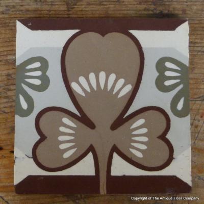 Small Art Nouveau floor with clover themed borders