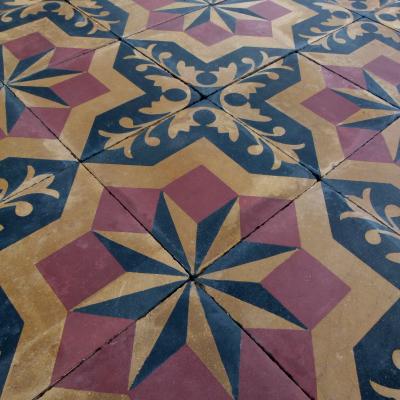 Rare find – Large 25cm sq / 10 inch sq antique carreaux de ciments Paves – Aristocratic motifs in warm tones.