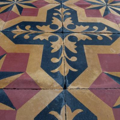 Rare find – Large 25cm sq / 10 inch sq antique carreaux de ciments Paves – Aristocratic motifs in warm tones.