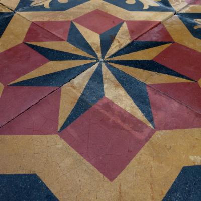 Rare find – Large 25cm sq / 10 inch sq antique carreaux de ciments Paves – Aristocratic motifs in warm tones.