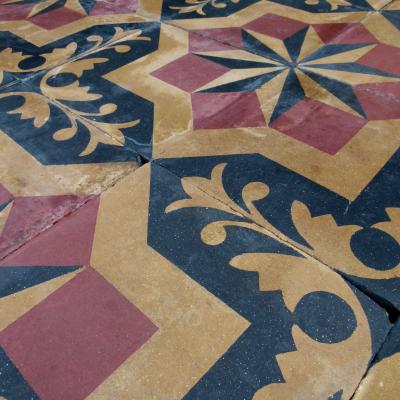 Rare find – Large 25cm sq / 10 inch sq antique carreaux de ciments Paves – Aristocratic motifs in warm tones.