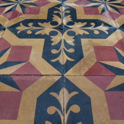 Rare find – Large 25cm sq / 10 inch sq antique carreaux de ciments Paves – Aristocratic motifs in warm tones.